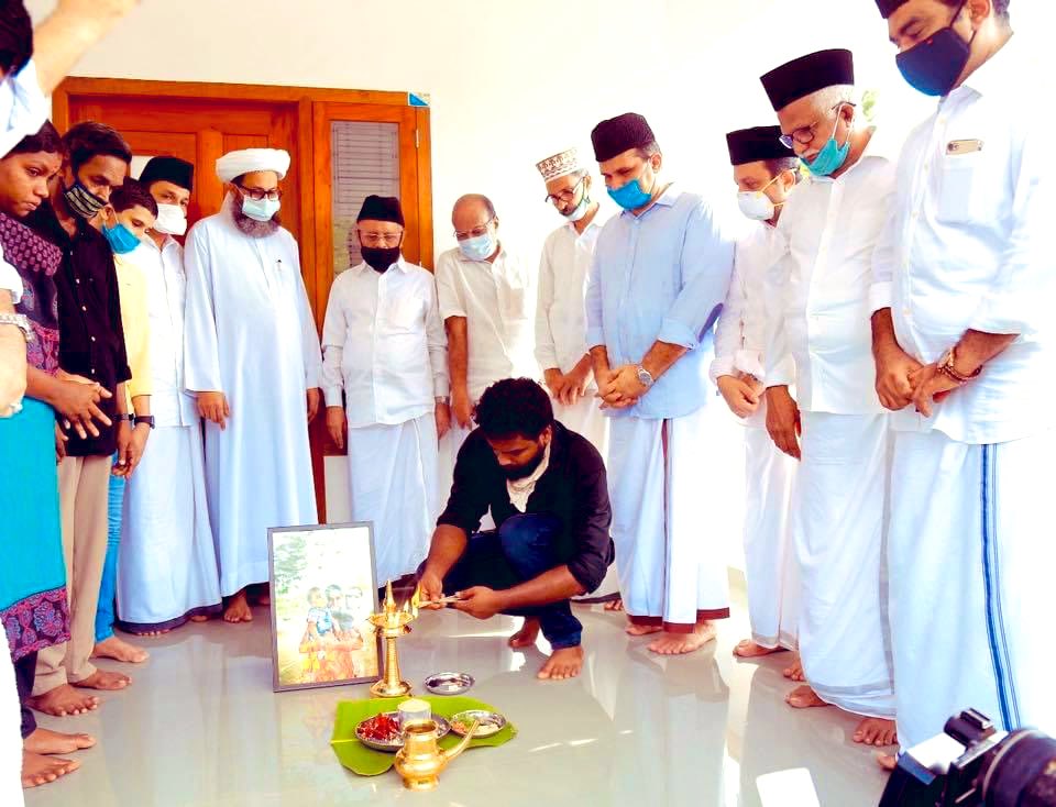 swalihkannoth's tweet photo. I am not tweeting this pic as a symbol of communal harmony in #Malappuram bcoz this is most common there. @iumlkeralastate leaders, Pannakkad thangals family attending a housewarming function which they donated for a flood affected Hindu family on their own expense. #Kerala https://t.co/AVTmAocQP1