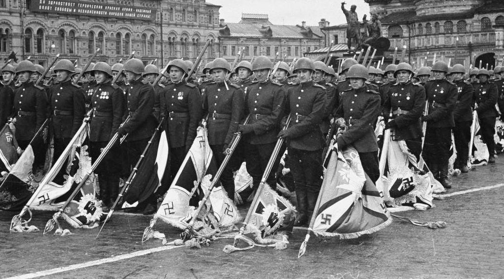 Voina_41_45's tweet photo. 10 июня 1945 при подготовке Парада Победы сформирована «трофейная рота»: в десяти шеренгах по 20 человек в каждой воинам-фронтовикам предстояло пронести по Красной Площади 200 вражеских знамен и бросить их у подножия Мавзолея https://t.co/jOCZjSyxm0