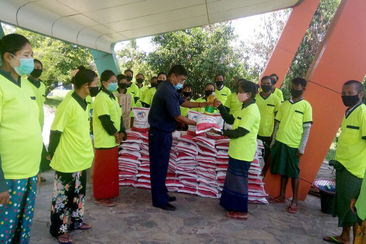 Ayeyarwady Founditon suppilies rice and foodstuffs to children and general workers

maxmyanmargroup.com/ayeyarwady-fou…