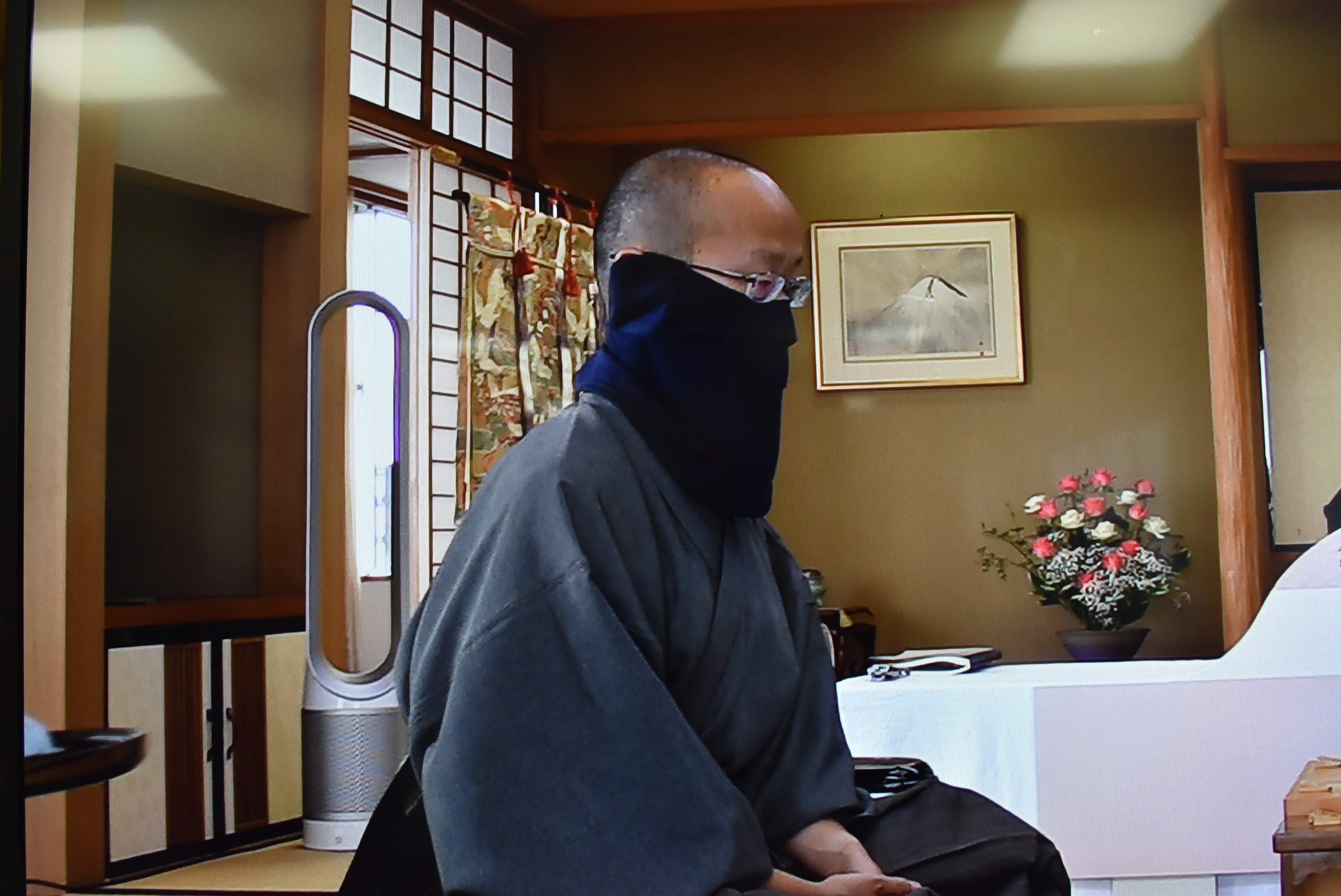 朝日新聞将棋取材班 村 名人戦第１局 渡辺三冠がマスクの代わりに紺色の布で鼻と口を覆いました ジョギングなどの際 マスクの代わりに着用が推奨されている バフ と呼ばれるもののようです 忍者のようでもありますが 私がイメージしたのは鞍馬天狗で