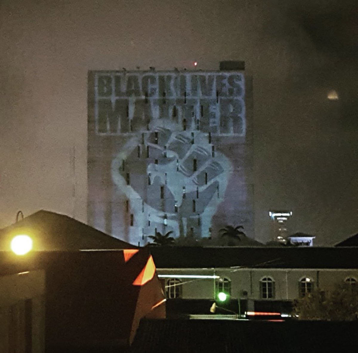 Costa Rica Afro Ayer Se Proyecto El Fist Up Y Black Lives Matter En El Edificio De La Asamblea Legislativa Llevada A Cabo Por Wikymania Distritocarmencr Neonicecr Con La Colaboracion