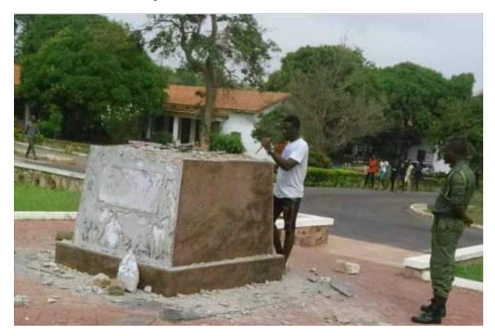 samuel_sesah's tweet photo. A statue of "racist" Mahatma Gandhi, the famed Indian independence leader, has been removed from UG.
The statue was a gift unveiled in 2016 by India's former President Pranab Mukherjee.

UG lecturers began a petition for its removal shortly after that.
#BlackLivesMatter https://t.co/8pkWPjKP9n