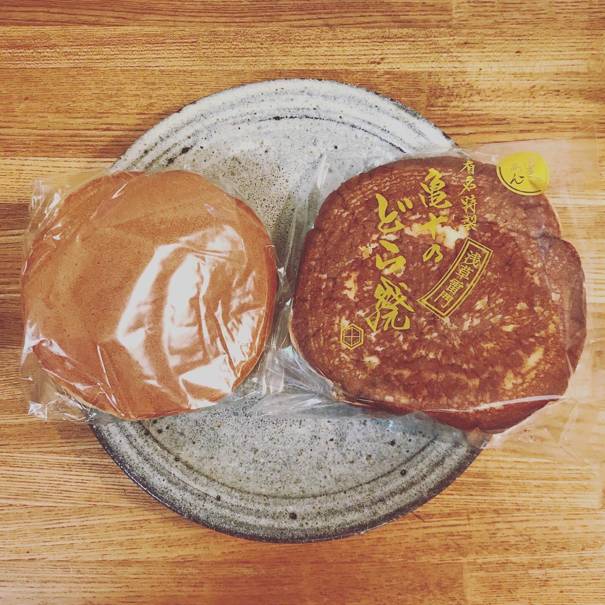 橋本かれん A Twitter 昨日上野浅草へ行ったのはどら焼きを買いにでした 迫力満点の浅草亀十のどら焼き と 少しゆるめの餡が美味しい上野うさぎやのどら焼き どちらも美味しいです 亀十 うさぎや どら焼き 三大どら焼き どらやき 浅草 上野 御徒町