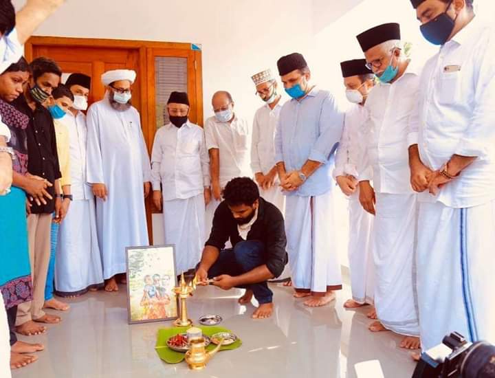 DrJafarP's tweet image. Sharath, a flood victim of Kerala, is gifted with a new house from IUML
#SayyidMunavaraliShihab
#IUML
#Politicsofpeace