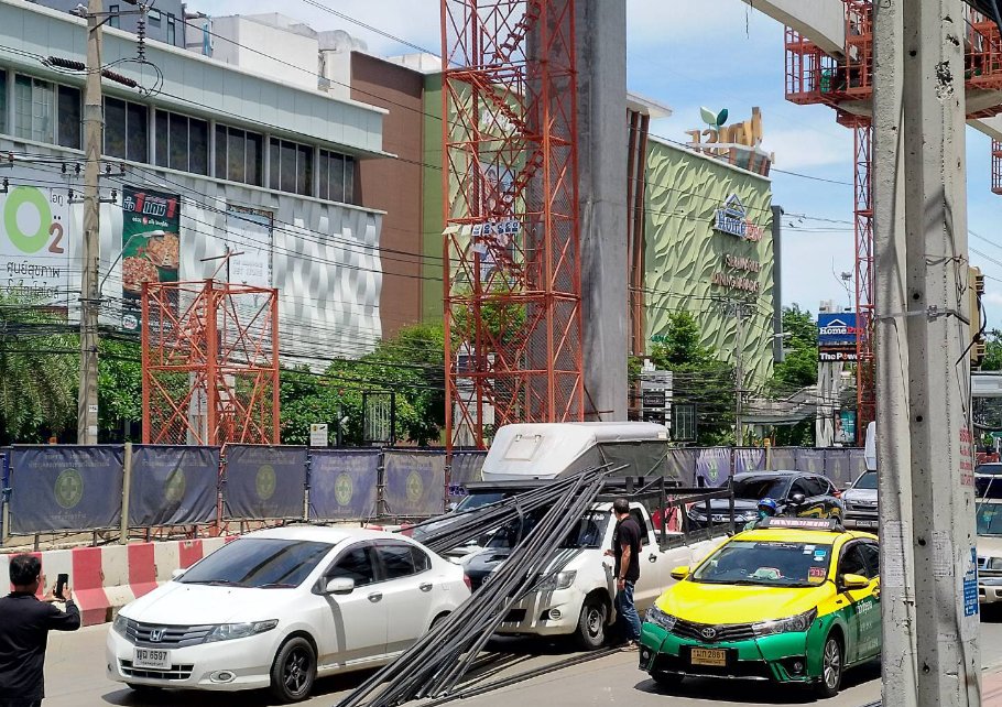 mod_x's tweet photo. กรณีแบบนี้เกิดขึ้นบ่อยมาก จะว่ายังไงดีหล่ะ
- เจ้าของขาด safety mind ไม่ต้องไปพูดถึงเรื่องการล็อค การยึดให้แน่นนะครับ อันนั้นมันเป็น minimum requirement อยู่แล้ว
- การบังคับใช้กฎหมายที่ไม่มีความเข้มงวดเลย ตำรวจเรียก เสียค่าปรับแล้วจบ ก็ขับต่ออยู่ดี https://t.co/FcPlr5ii0U