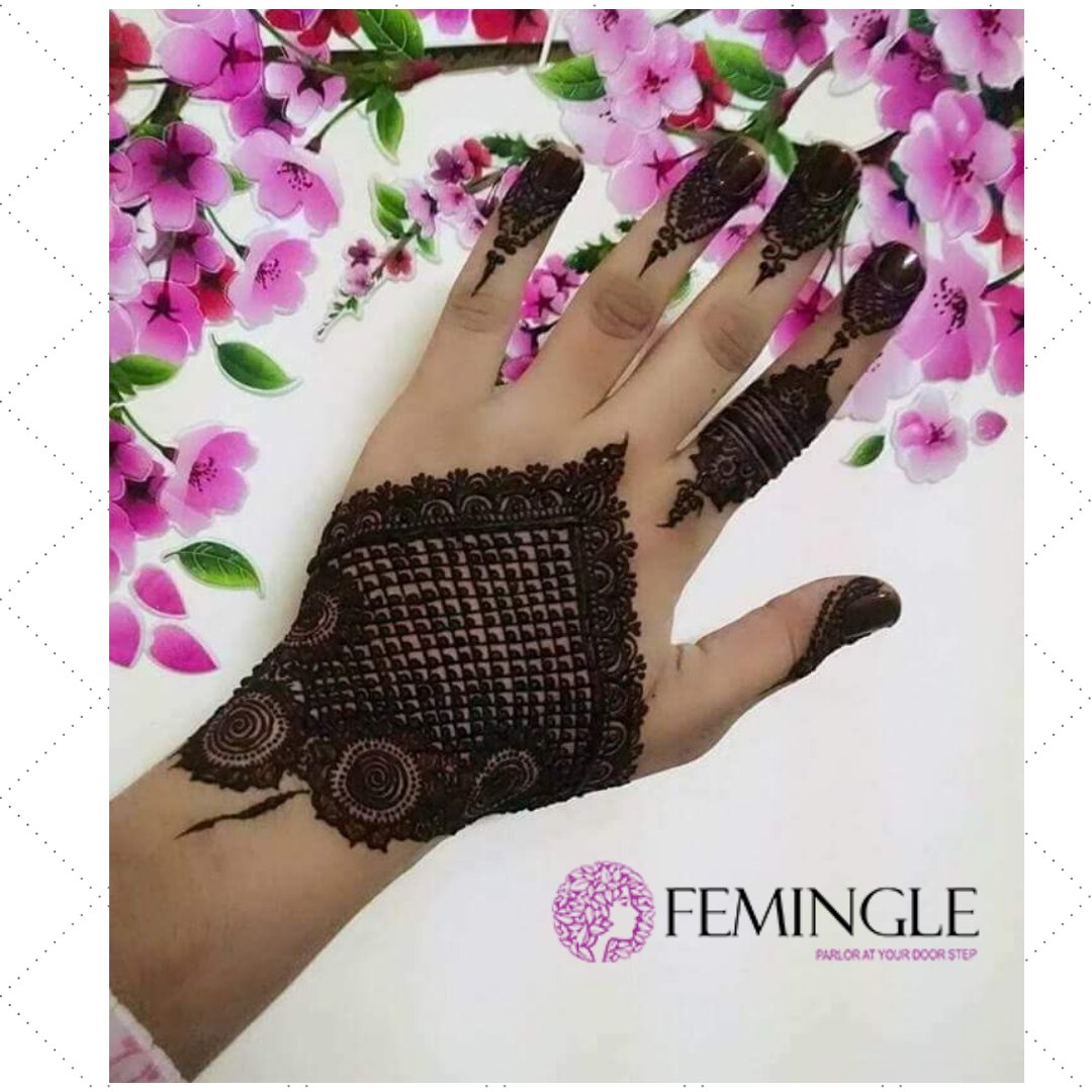 Our professional's work 😍 👍 
. 
#femingle #covid #coronavirus #stayhome #athome🏡 #quarantine #staysafe #love #lockdown #pedicure #manicure #stayathome #haircut #homeservices #socialdistancing #mask #lahore #serviceathome #followforfollowback #like #athome #follow #pakistan