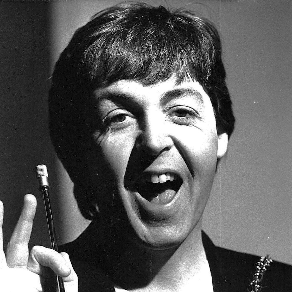paul mccartney but every time you see him, his smile gets bigger; a threadhttps://abs.twimg.com/emoji/v2/... draggable=