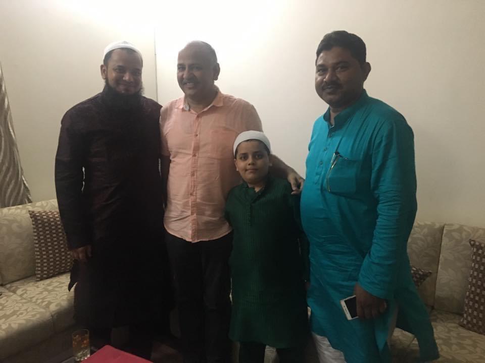 vhsbharat's tweet photo. हिन्दू विरोधी दिल्ली दंगो में उमर खालिद और ताहिर हुसैन को फंडिंग के लिए मीटिंग करवाने वाले खालिद सैफई को पकड़ा गया इनके ये फोटो भी देख लीजिए दिल्ली को जलाने के लिए पूरी टुकड़े टुकड़े गैंग मिली हुई थी👇पत्रकार से लेकर नेता भी https://t.co/VzygXi6pFA