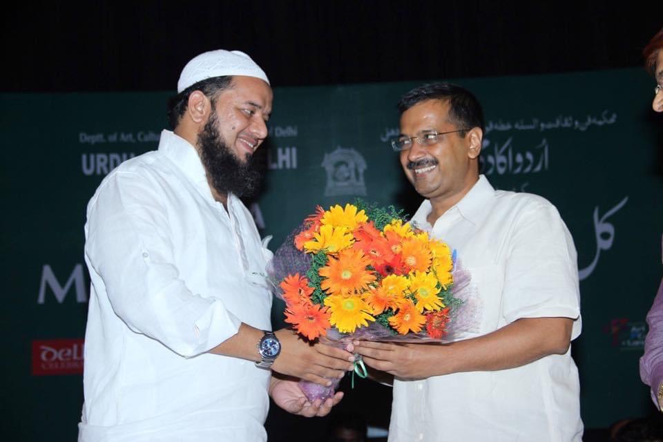 vhsbharat's tweet photo. हिन्दू विरोधी दिल्ली दंगो में उमर खालिद और ताहिर हुसैन को फंडिंग के लिए मीटिंग करवाने वाले खालिद सैफई को पकड़ा गया इनके ये फोटो भी देख लीजिए दिल्ली को जलाने के लिए पूरी टुकड़े टुकड़े गैंग मिली हुई थी👇पत्रकार से लेकर नेता भी https://t.co/VzygXi6pFA