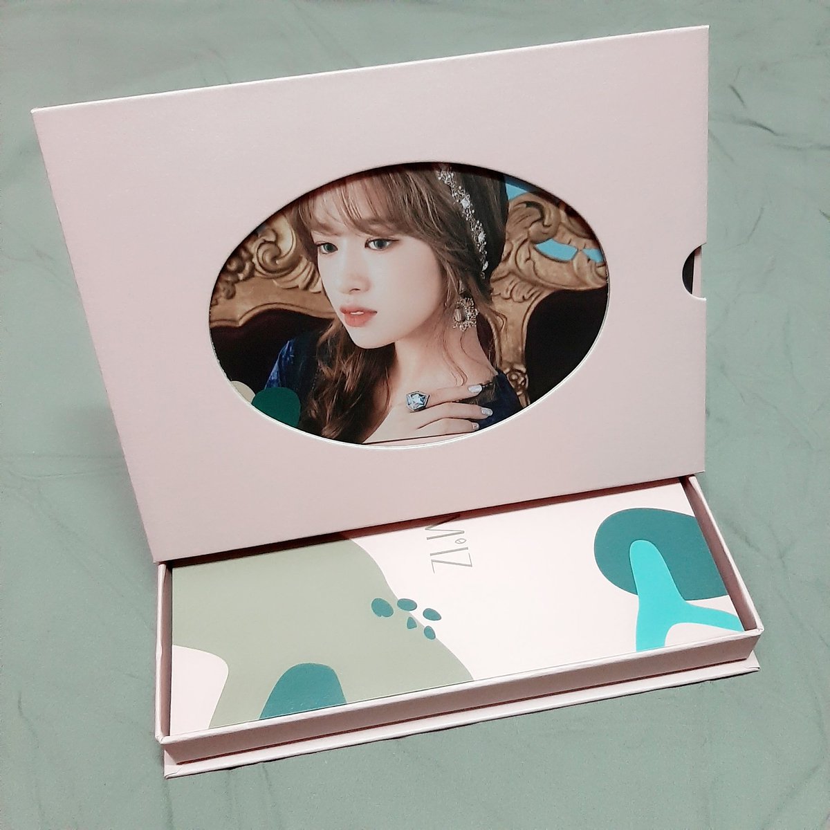 alamanuar_'s tweet photo. Finally, after 63 days, my parcel arrived. Bcoz Covid-19, it take long time. The funny thing is IZ*ONE make a comeback & latest signed album (Oneiric Diary)is open for order 😅
#izone #joyuri #hitomi #nako #hyewon #yujin #bloomiz #bloomizalbum #wizone #signaturealbum #아이즈원 https://t.co/Qf2cBWDRXt