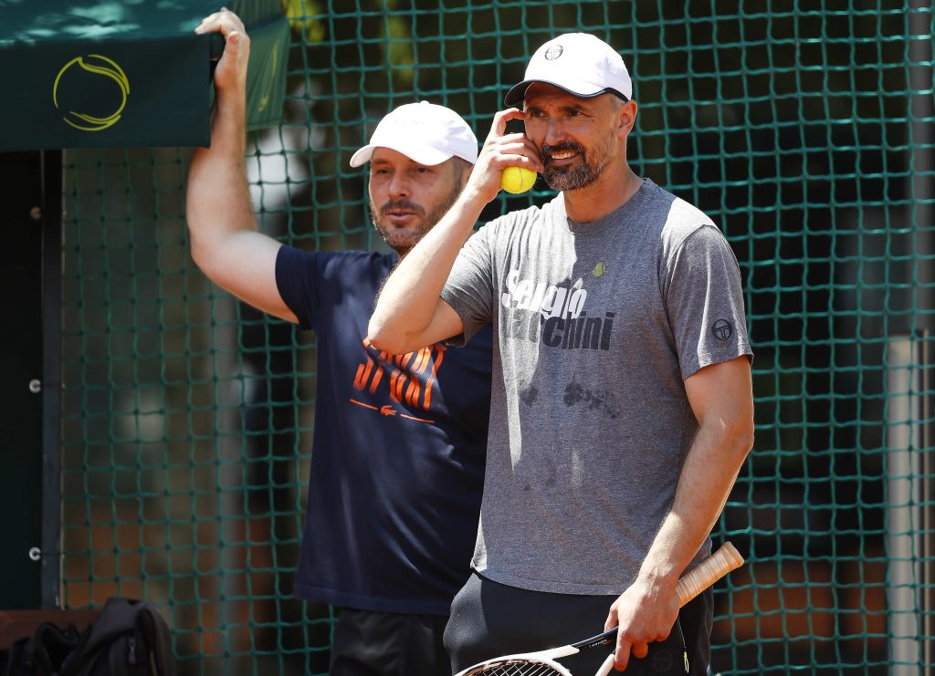 NovakFanClub's tweet photo. . #teamdjokovic training @adriatourofficial 

Foto: Srdjan Stevanovic/Starsport

@DjokerNole  #GoranIvanisevic #Miljan https://t.co/oIvsqQSV8r