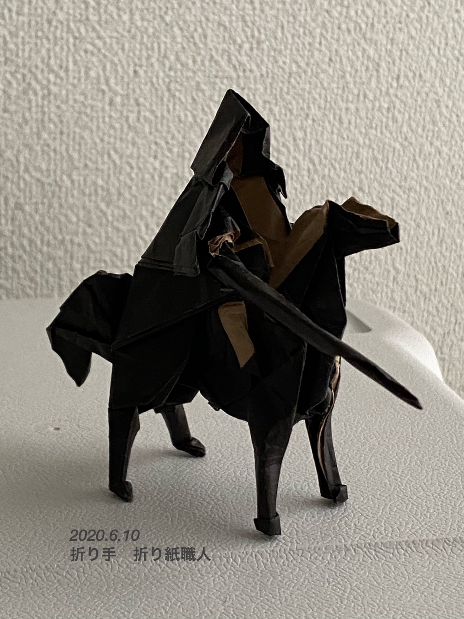 折り紙職人 Amazing Origami より Chen Xiaoさんの Black Knight Ikeaのカラークラフト包装紙35 使用 35で折っても完成サイズは9 ほどです それでもジェイソンクー氏のナズグルより断然折り易かった 造形も本当にカッコイイ 折り紙作品