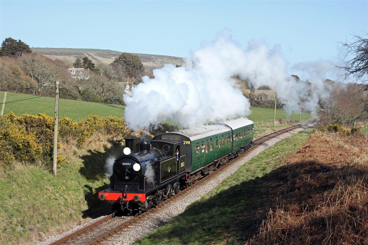 Good morning from Purbeck!

A quintessential Southern branch line scene, as M7 30053 approaches Harmans Cross with a short train of Bulleid coaches.

Please don’t let this hard work go to waste - help #saveourservice at saveourservice.co.uk

📸 Andrew PM Wright