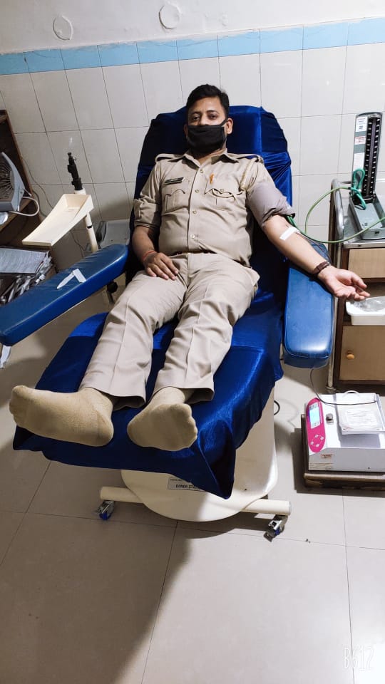 baghpatpolice's tweet photo. थाना बडौत पर तैनात आरक्षी द्वारा जरूरतमंद को ब्लड देकर बचाई जान।
 @Uppolice @dgpup @adgzonemeerut @igrangemeerut #UPPolice https://t.co/sgMSKGE6IN