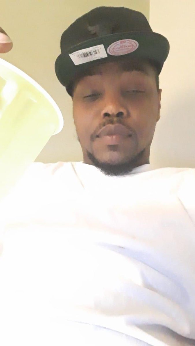 Forty40BeeZy's tweet image. My boy wanted to be lightskin baaaad 😂😂can’t believe u gone brodie . You jus told me the other day “Nigga since 6th grade I ain’t never seen u without a smile on yo face , that’s some cold shit !” So in honor of our last convo Imma keep my head up bro . Always Love #RIPDJ 🦅🦅