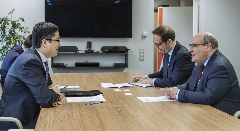 IOM_ROVienna's tweet photo. . @IOMChief António Vitorino yesterday met H.E. Ulugbek Lapasov, #Uzbekistan’s Ambassador to the @UNGeneva. The DG also did an interview for Uzbek TV where he lauded Uzbekistan’s efforts to return stranded migrants and discussed the effect of COVID-19 on global mobility https://t.co/RU9DgyFwsc