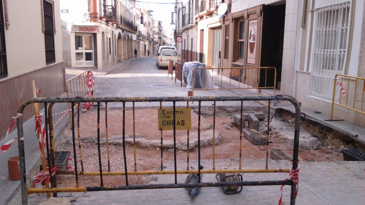 🚨 <a href="/policiamontilla/">Policia Local de Montilla</a>👮‍♂️👮‍♀️
AVISO CORTE 🚧 
Os recordamos que aún continúan los trabajos en C/El Santo⛔🚧

El desvío de tráfico 🚗 se realiza por C/La Salas

MOTIVO: Obras nuevo paso elevado de peatones 🚶‍♀️ 
#somostupolicia
#PoliciaLocalEspañola 🇪🇦