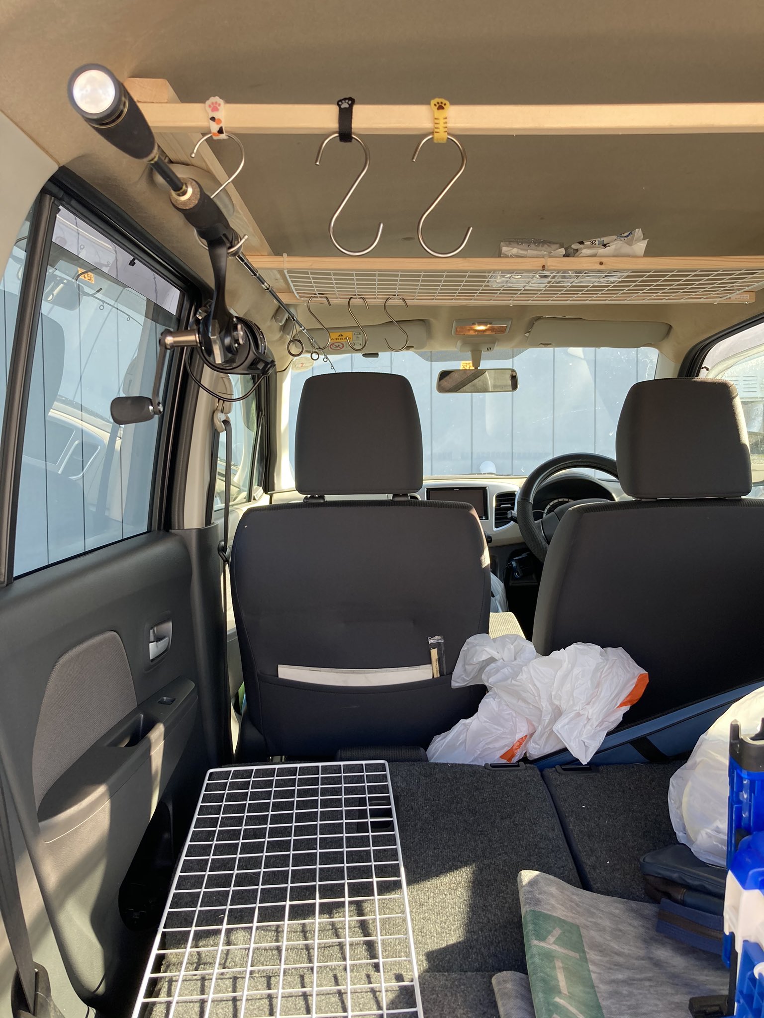 ゆうたろうバス釣り ロッドホルダー高いから自作した 木枠が若干 天井にめり込んでて安定感抜群だったw Diyとしては初めて役に立ちそう 寸法は910mm 4の正方形 ネジ止めの位置をミスったから天井にめり込んでます 両脇はたぶん900mmでいいかも 車種