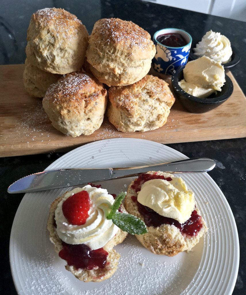 Tipsuwan7's tweet image. ⛱️🏖️Scone(สโคน) ทำง่ายๆใน"หม้ออบลมร้อน"และตู้อบ ไม่จำเป็นต้องมีเครื่อง สูตรนี้ใช้มือทำนะคะ โดยธรรมเนียมแล้วจะทานกับ clottedครีม แต่ทานกับวิปครีมก็อร่อยไม่แพ้กัน หรือจะทานกับเนยและแยมก็อร่อยทีเดียว จะใส่ผลไม้แห้งลงไปด้วยเวลาทำก็ดีนะ แต่วันนี้เราทำแบบplain สูตร ⬇️