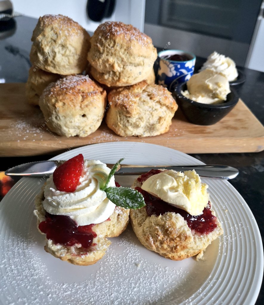 Tipsuwan7's tweet image. ⛱️🏖️Scone(สโคน) ทำง่ายๆใน"หม้ออบลมร้อน"และตู้อบ ไม่จำเป็นต้องมีเครื่อง สูตรนี้ใช้มือทำนะคะ โดยธรรมเนียมแล้วจะทานกับ clottedครีม แต่ทานกับวิปครีมก็อร่อยไม่แพ้กัน หรือจะทานกับเนยและแยมก็อร่อยทีเดียว จะใส่ผลไม้แห้งลงไปด้วยเวลาทำก็ดีนะ แต่วันนี้เราทำแบบplain สูตร ⬇️