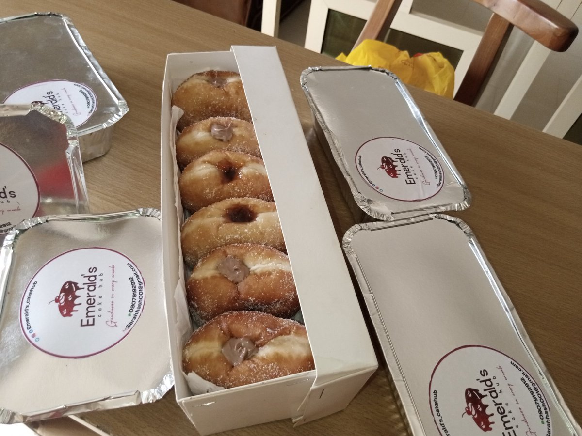 Sarahinioluwa's tweet photo. Fresh doughnuts filled with nutella and jam and packaged with love. Chocolate, caramel vanilla and red velvet foil cakes are also available. All at affordable prices. Delivery is available within Ibadan and Abeokuta. 
#emeraldscakehub #doughnutlovers
#bestcakeplug
#cakesinibadan https://t.co/enPqogQaZC