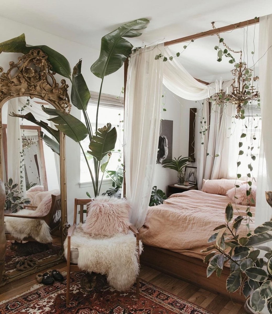 wanderpotsocial's tweet photo. Would you ever leave this bedroom? 💚🤓🌿 

via @arcane.oasis
📸  @chelsaeanne

#WanderPot #PlantsInDecor #PlantsMakePeopleHappy #HousePlantClub #DubaiJungle #DubaiInteriors #DubaiLifestyle #MadeInDubai #GreenDubai https://t.co/B97joTbqW2
