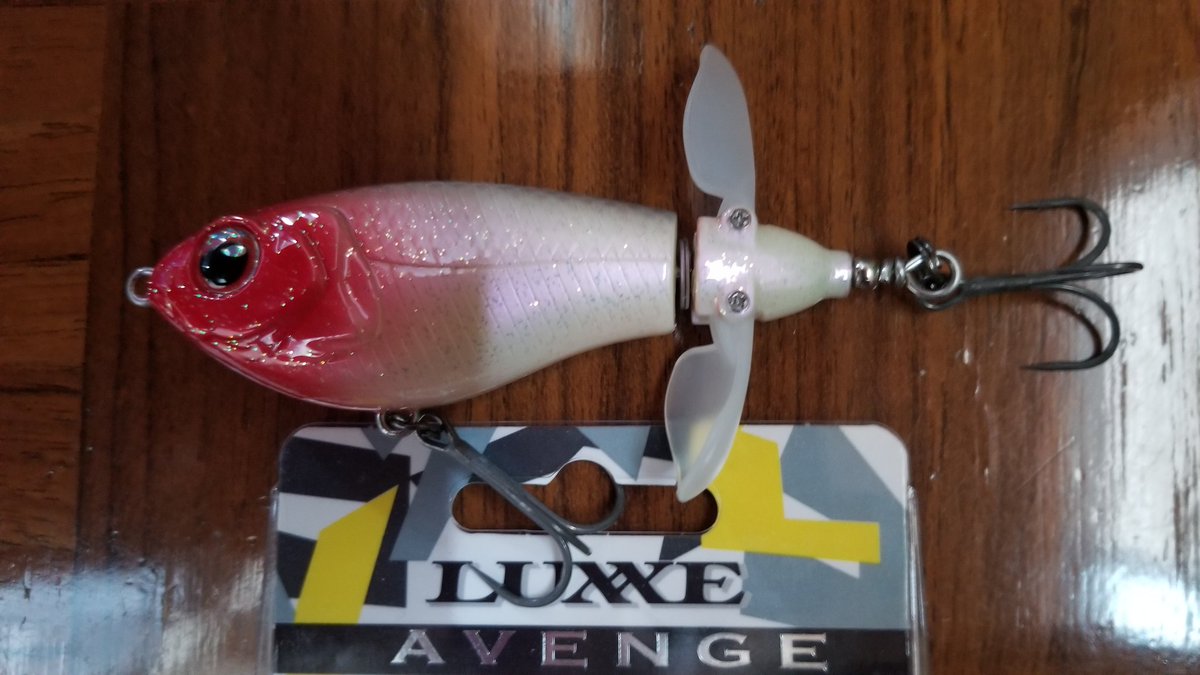 Shingo ラグゼ アベンジ プロップ80 この色は好きだなぁ 例えばルアーデザインで欲しくなるが好きなカラーがない場合とある場合では膨らむ期待の大きさが違うのあ る カラー名はコテコテのレッドヘッド 私ならアベンジのレッドヘッディング