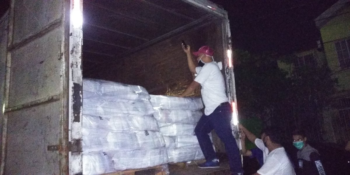 SirocoSv's tweet photo. @MarceloLarin1 Mientas tu preparás las nuevas revolución, nosotros descargamos las bolsas del gobierno en la colonia Ciudad Futura, Cuscatancingo, saludos Marcelo!! No te hagas el Maje ✌🏻😂😂
#ESolidario
#TodosUnidos https://t.co/65Et0jzzb3
