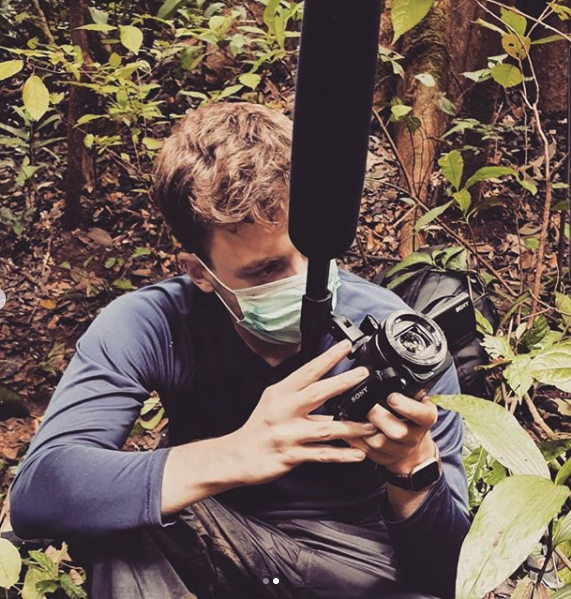 Elliot Howard-Spink  @Elliothowaspi is a Dphil student in  @OxZooDept researching the origins of Human language cognition by investigating the behaviours of wild chimpanzees. Here's Elliot in the field (with some suspicious chimps looking back at him).