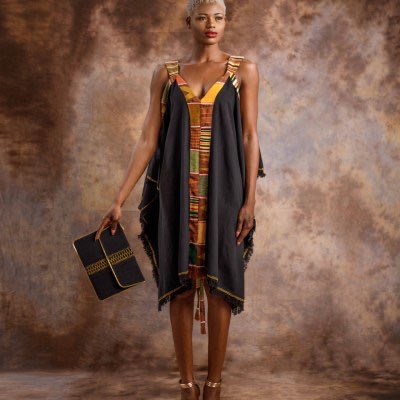 Robe estivale d'1 esthétique épurée et unique entièrement conçue main par du @cma_tg. Du #coton tissé mélangé avec du #kente et brodée #main au fil d'or vs fait un visage rayonnant  grâce aux magnifiques #couleurs du kente. 
boutiquemableagbodan.com
#STOPCOVID19
#MABLEAGBODAN