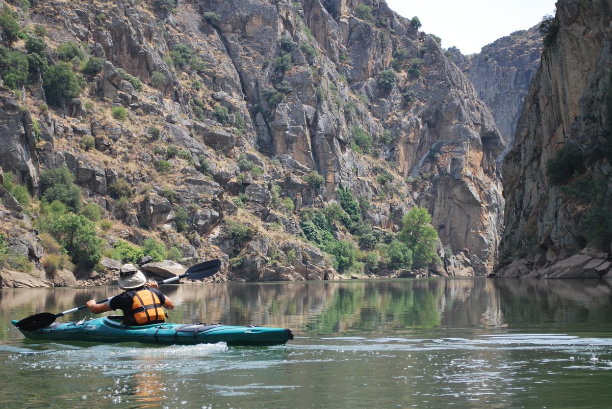 ARRIBES DEL DUERO Disfruta de un día de relax y desconexión, queremos animarte a disfrutar apartado de la rutina de estos días de confinamiento. Es por eso que te proponemos un día en contacto con la naturaleza y conociendo en primera persona nuestro río en el Parque Natural.