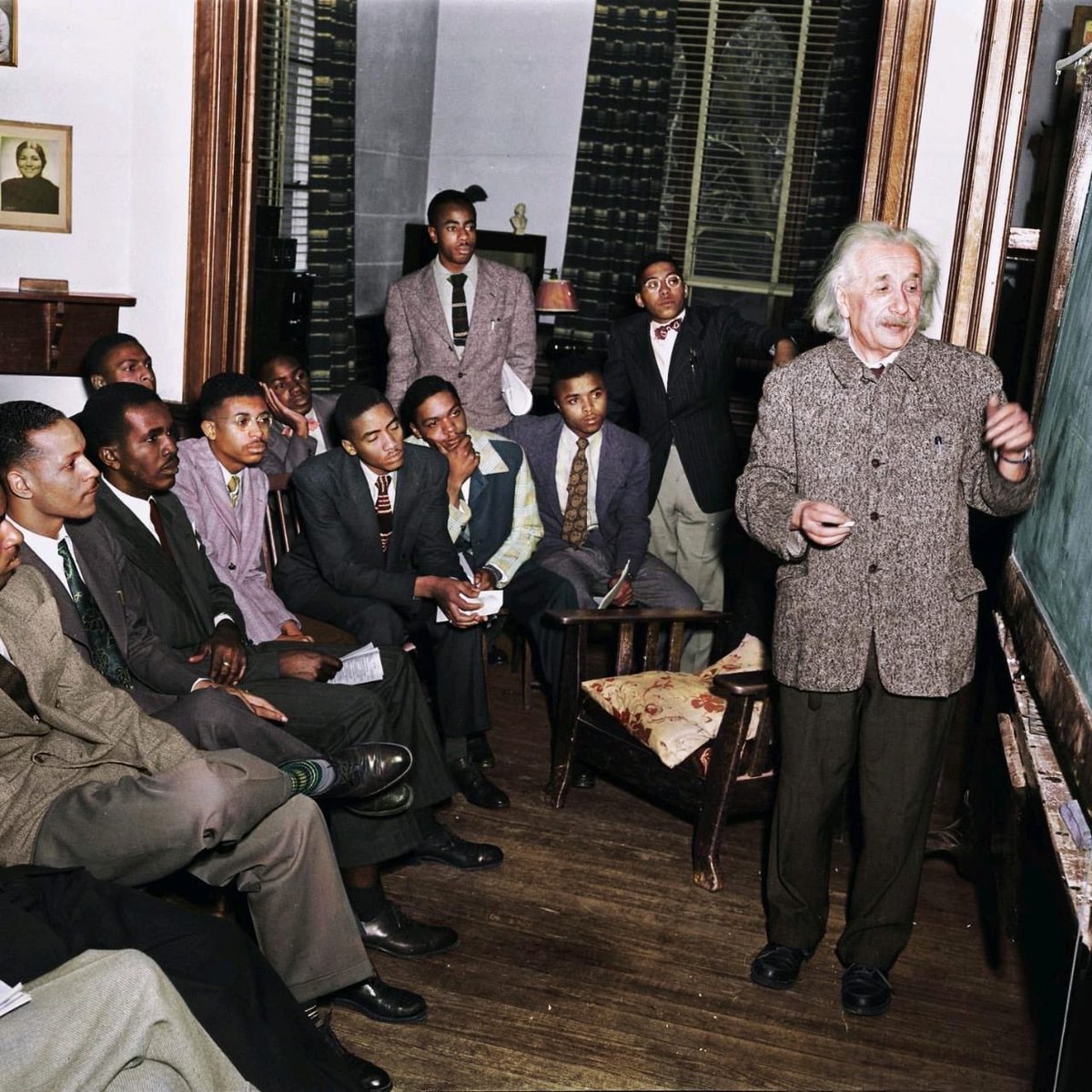 RdcRobotic's tweet photo. Une des rares photos où Albert Einstein enseignait des noirs sur la relativités en 1946 après la guerre mondiale 
Il a voulu inspirer l’intellect par la beauté et le pouvoir de la science 
#education #leadership https://t.co/ujFfRWHoVI