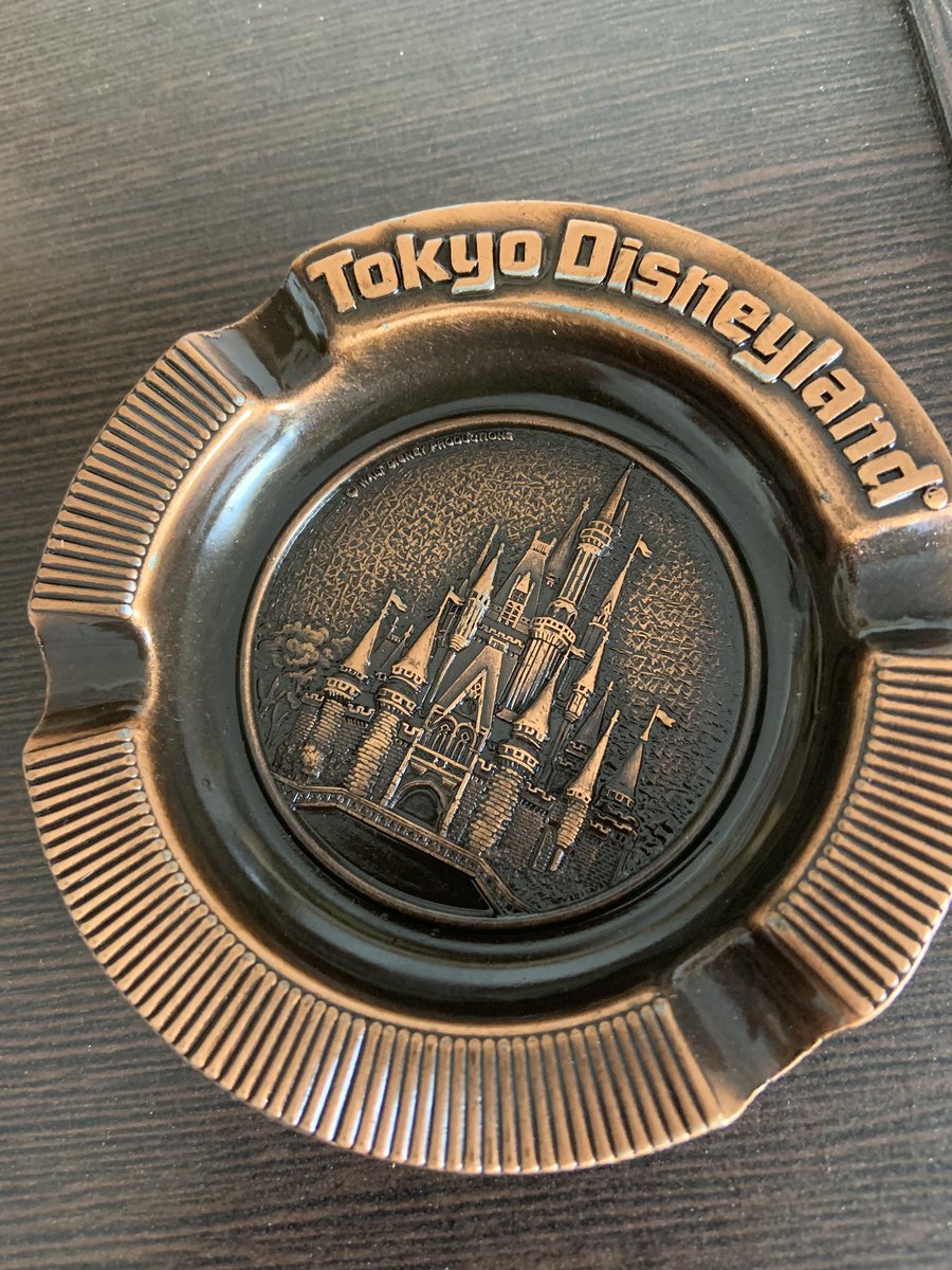 じょに タバコといえば 東京ディズニーランドで買うことができた灰皿オシャレだから見て 城がめちゃくちゃ精巧にデザインされてる しかもmade In Canada