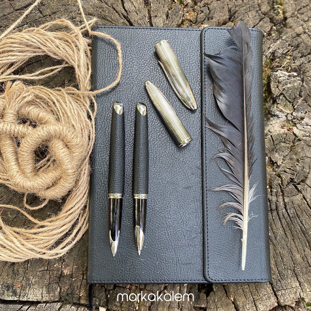 Carene Contemporary St Tükenmez Kalem İnce ve zarif dizayn ile birleşen metalik ışık efektleri,
Yüksek kaliteli lake kaplama gövde,Waterman kalem çeşitleri markakalem.com ve Erenköy mağazamızda