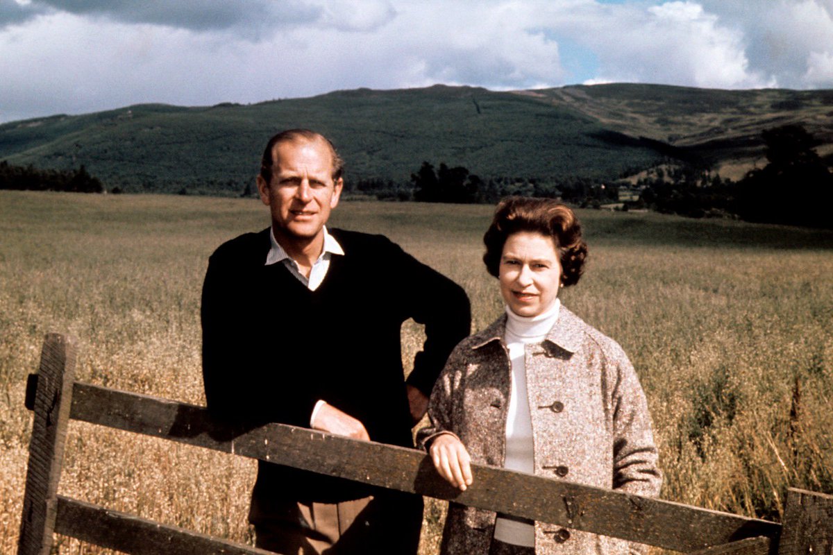 RoyalFamily's tweet image. 🎈🎂Wishing The Duke of Edinburgh a very happy birthday!

His Royal Highness turns 99 today and will spend the day with The Queen at Windsor.