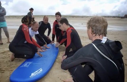 SeeSurf33's tweet image. [🌊 Rétrospective SeeSurf #5] 8 juin 2013 : une date à marquer d’une pierre blanche ! C’est ce jour qu’a eu lieu la première journée d’initiation #SeeSurf au profit d’une petite équipe de personnes malvoyantes, en association avec notre partenaire @LacanauSurfClub #handisurf 1/2