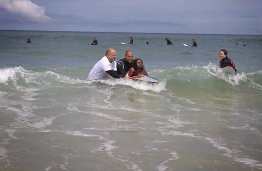 SeeSurf33's tweet image. [🌊 Rétrospective SeeSurf #5] 8 juin 2013 : une date à marquer d’une pierre blanche ! C’est ce jour qu’a eu lieu la première journée d’initiation #SeeSurf au profit d’une petite équipe de personnes malvoyantes, en association avec notre partenaire @LacanauSurfClub #handisurf 1/2