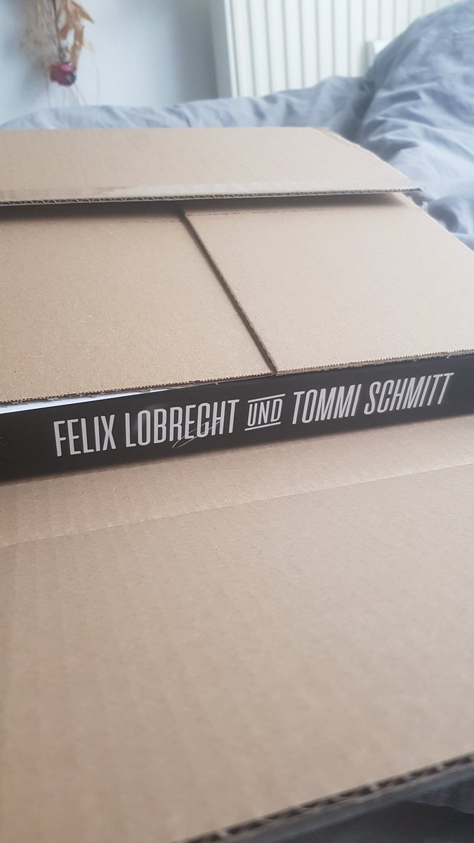 AdizaMoustapha's tweet photo. @felix_lobrecht heute morgen bei gem. Hack mit dem wunderbaren @TommiSchmitt: mittlerweile sollten alle Hackboxen da sein.
Ich so: hmm :(
Ich als ich von der Arbeit zurück kam:😍😍😍😍
#gemischteshack #besteshack https://t.co/NUzTwF3kUC