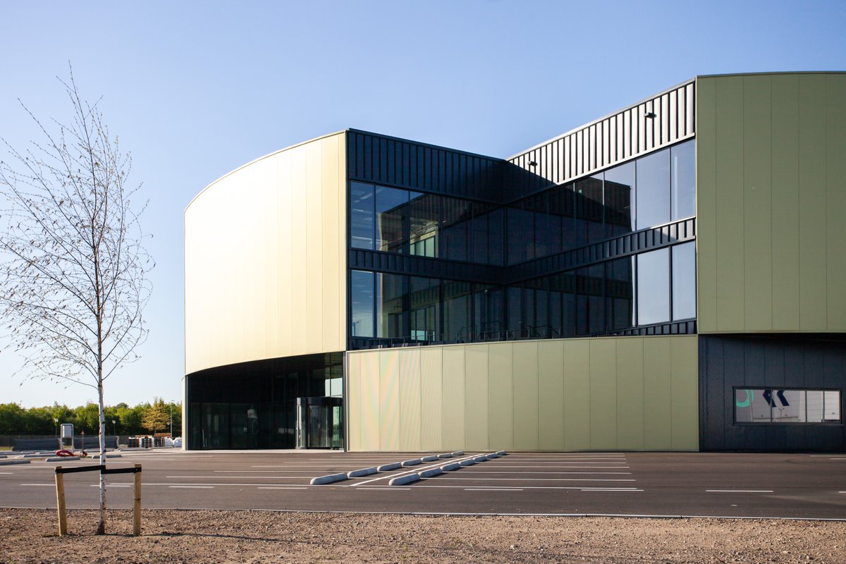 Project Goldforum nu op Architectenweb. Uitgevoerd in SAB sandwichpanelen FM Approved met Colorcoat Prisma Seren Gold buitenzijde. DressedBy <a href="/CladdingBV/">Cladding Partners BV</a> Photo by Joep Rutgers

architectenweb.nl/p39747