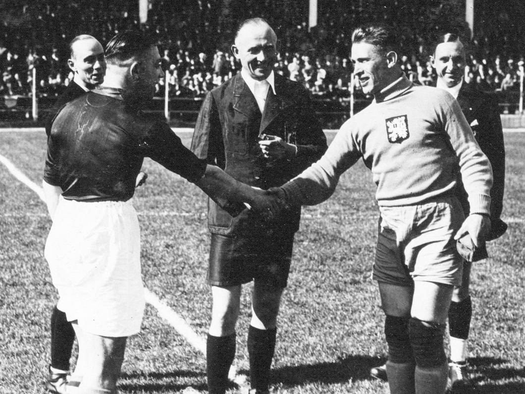 GOAL_ID's tweet photo. 5⃣. Kali pertama kapten dua tim finalis adalah penjaga gawang; Frantisek Planicka di kubu Cekoslowakia, dan Giampiero Combi di kubu Italia.
#GoalFlashback https://t.co/v6n7NV9to6
