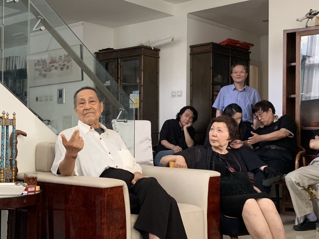 2020年6月10日，坐标：北京黄门私宅。王康先生离世整半月，在京好友20余人为共同的朋友举办了一场小型追思会。友友们从他的文学性、艺术性、思想性以及从儒家学者转向基督等方面进行了缅怀追忆。鲍彤先生说，在俄国，他就是十二月党人，如果是女性，他就是十二月党人的妻子，但是在中国，他就是王康！