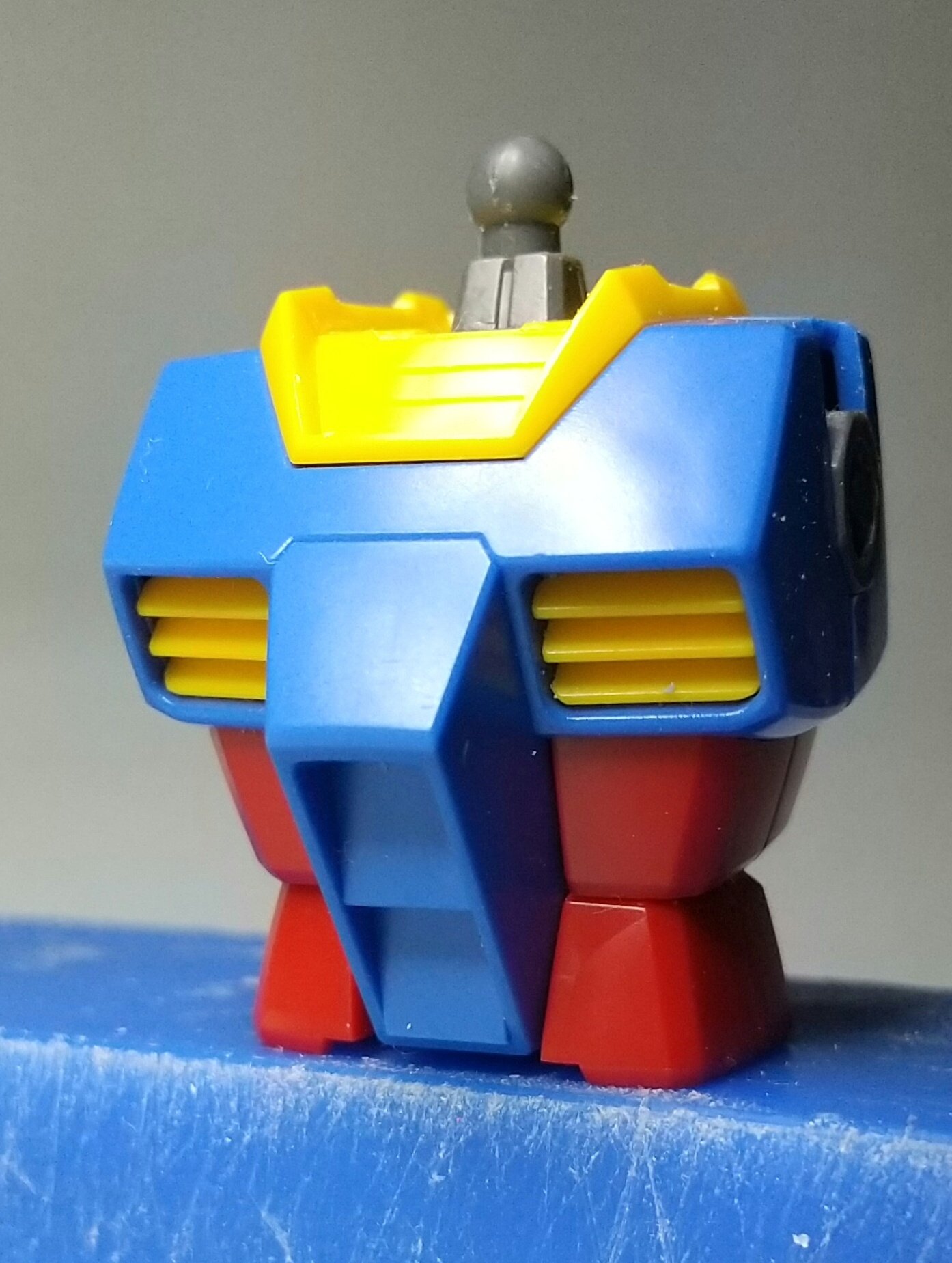 セイラマスオの気まぐれ模型製作記 スイマセン 分かりづらかったですね 首の黄色パーツが付いている方が加工前の状態で 無い方が加工後です 腹部赤パーツの上段のみ側面を鉄ヤスリで削っています ちなみに 鉄ヤスリも100均品 なんか恥ずかしくなってき