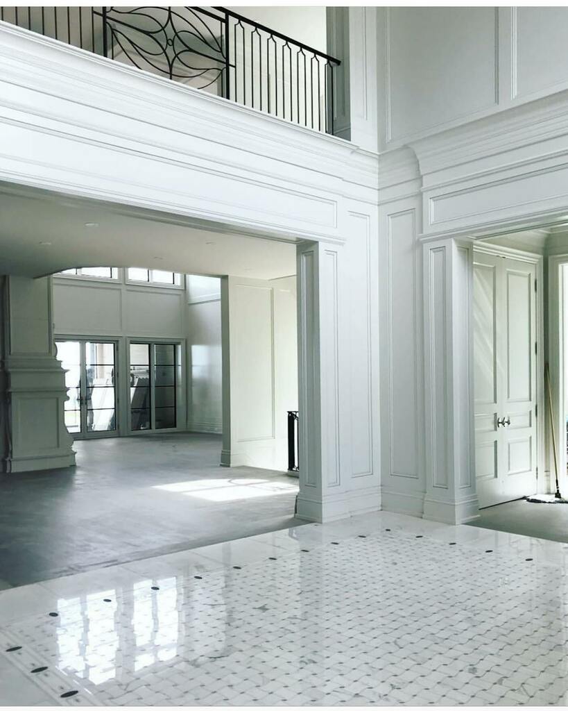 ReginaSturrock's tweet image. I love the bones of a home where the unobstructed architecture shows its sculpture and where the light can dance across marble floors. The furnishings and decorative layers in our #lakeshoreproject have long been put in place and we’re looking forward to… instagr.am/p/CBQO6T7jJBx/