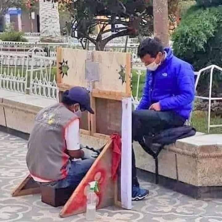 Sosyal mesafe kuralını en iyi uygulayan bir ayakkabı boyacısı. Bence yılın  girişimcisi seçilmeli ...