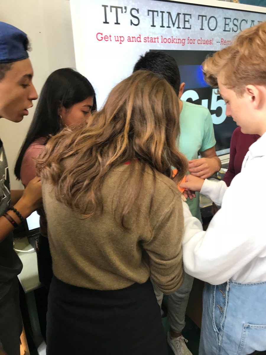 MillenniumBK_HS's tweet photo. Living In The Middle Advisory 🎓 😅 😎 
Remember... turning our advisory classroom into an escape room 
#mbhsadvisory #SeniorSpotlight #Classof2020 #remotelearning #memories @BKNorthNYCDOE @NYCSchools https://t.co/NMwIkz3fFT