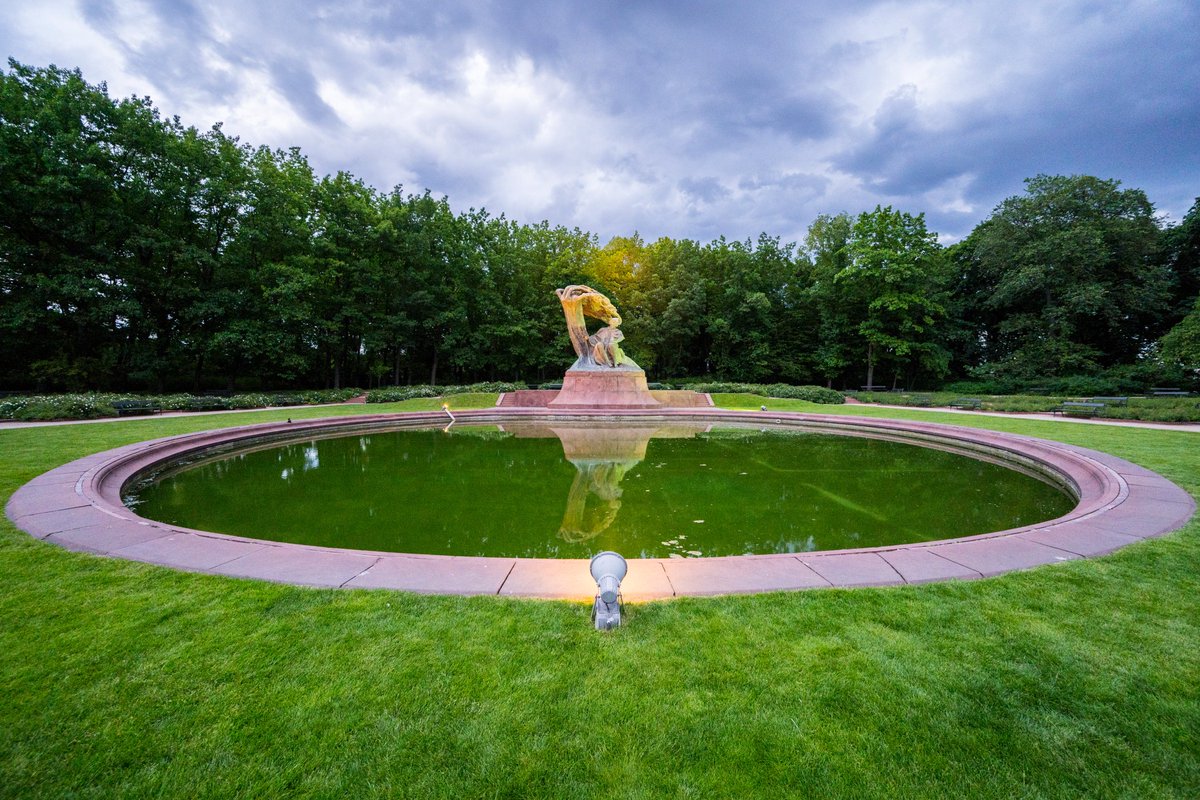 In front of the statue of Fryderyk Chopin in the Royal Łazienki Park🌳🎼🎹
#Warsaw #DiscoverWarsaw #Chopin #Lazienki #park #statue