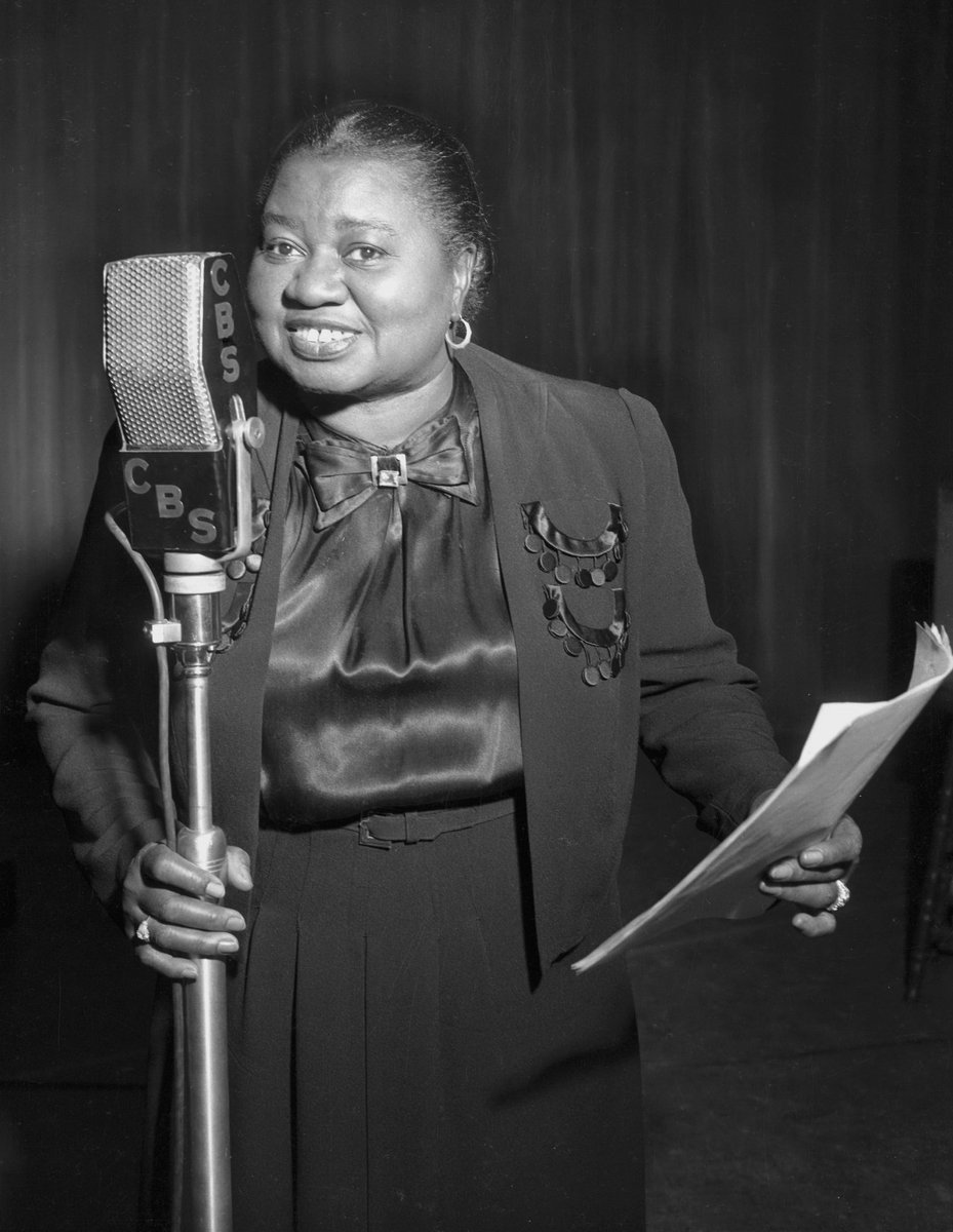 #HattieMcDaniel:

One of the first African American women to perform on the radio. 

In 1929 she worked as a vocalist at Sam Pick's Suburban Inn in Milwaukee 

In 1931 she scored her first bit-part extra work. 

By 1940 she was the first African American to win an Oscar. 

1/