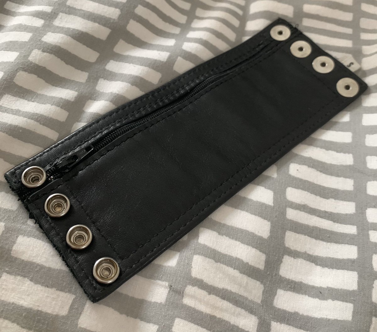 lewis_montagu's tweet photo. I’m feeling generous 🤔

Who wants this leather wallet strap for free? 

Just RT this and I’ll pick someone in a few days 🖤 https://t.co/l6brLMDUrJ