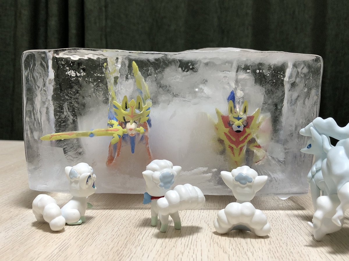 若草 ポケモンで学ぶ外来種問題 アローラ地方より戦闘目的で持ち込まれたロコンとキュウコンはまどろみの森で野生化し 現地のザシアンとザマゼンタを氷漬けにしました 分厚い氷はムゲンダイナが目覚めた時も 溶けることがなく 狼達は壊れゆくガラルの地を