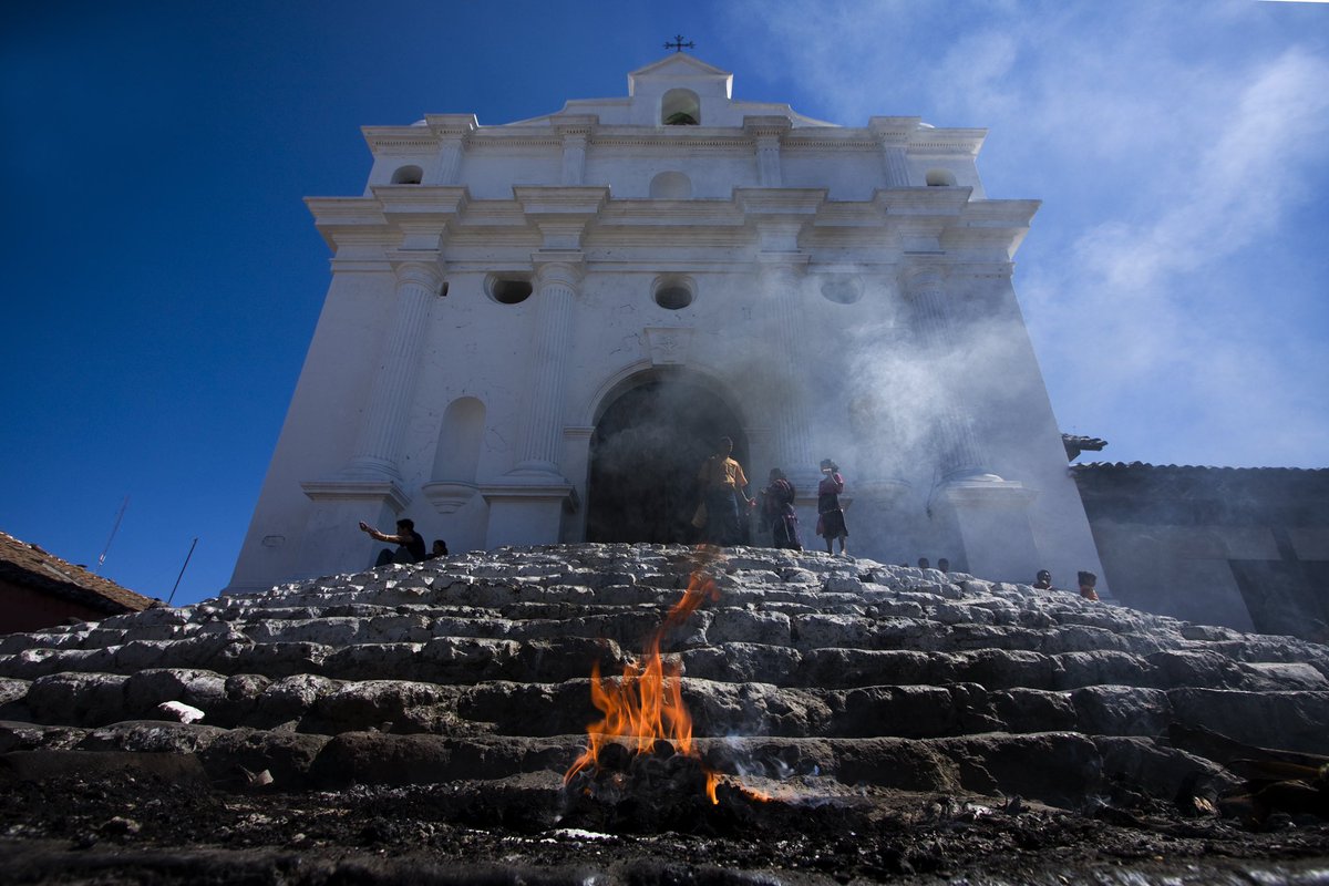 ivancastro's tweet photo. Del 12 al 23 de Diciembre, se celebra la fiesta de Santo Tomás Apóstol en Chichicastenango, municipio donde predomina la etnia Quiché, es una mezcla de colores, música y fuegos pirotécnicos. #Muchila https://t.co/041RJ89Eu2